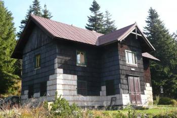lovecký zámeček od západu ( © Jan P. Štěpánek 10/2008)