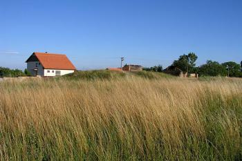 Pohled na pahorek od severozápadu (stav v roce 2004) ( © Roman Řezáč 07/2004)
