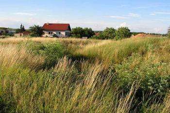 Patrný příkop na západní straně (stav v roce 2004) ( © Roman Řezáč 07/2004)
