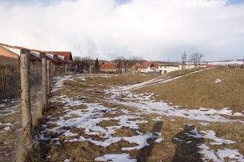 Příkop na západní straně, lemující nový plot (stav v roce 2006) ( © Roman Řezáč 05/2006)