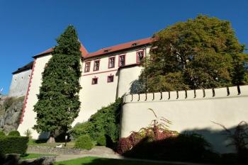 pohled na hrad od zámeckých zahrad ( © Jan P. Štěpánek 10/2011)