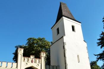 celkový pohled na starší branskou věž předhradí a mladší bránu ( © Jan P. Štěpánek 10/2011)