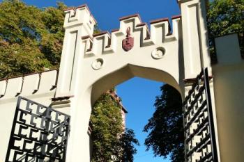 mladší brána předhradí ( © Jan P. Štěpánek 10/2011)