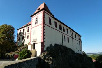 celkový pohled na hrad z nástupní terasy do jádra hradu ( © Jan P. Štěpánek 10/2011)