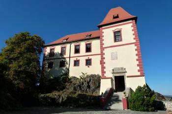 vstupní průčelí hradního jádra s bývalou branskou věží ( © Jan P. Štěpánek 10/2011)