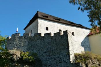 gotický palác na okraji skalního bradla ( © Jan P. Štěpánek 10/2011)