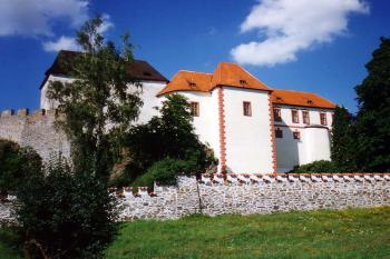 Celkový pohled od silnice (© Jiří Cukr, 08/1997)