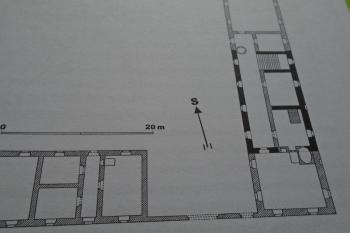 plán na barokní přestavbu dvora dle P.I.Bayera - černě vyznačeny starší zděné konstrukce, které mohou pocházet z původní tvrze (© Jaroslav Špiroch  04/2023)
