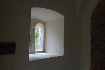 románské okénko na levém boku kaple z interiéru (© Jaroslav Špiroch  05/2023)