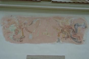 freska v průčelí nad vstupem (© Jaroslav Špiroch  05/2023)