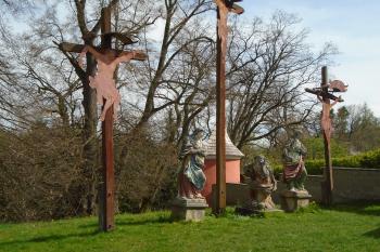 Kalvárie - XXIII. zastavení - nejvyšší kříž nese tělo samotného Krista, postranní kříže těla dvou lotrů Dismase a Gesmase (© Jaroslav Špiroch  05/2023)