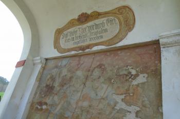 freska na stěně Vodní brány s motivem - svázaný Ježíš Kristus veden do města (© Jaroslav Špiroch  05/2023)
