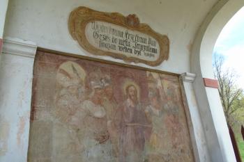 freska na stěně Vodní brány s motivem - svázaný Ježíš Kristus veden do města (© Jaroslav Špiroch  05/2023)