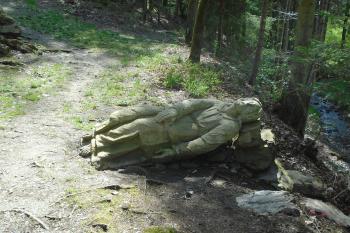 jedna ze tří kamenných plastik spících apoštolů (© Jaroslav Špiroch  05/2023)