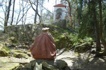 socha klečícího Ježíše Krista, hledicího směrem ke kapličce (© Jaroslav Špiroch  05/2023)