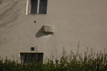kamenný prvek na fasádě západního křídla (© Jaroslav Špiroch  05/2023)