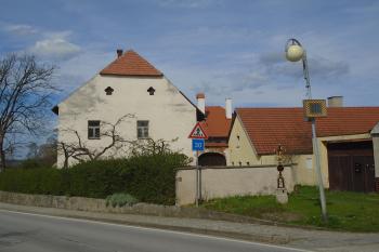 průčelí západního křídla s vjezdou bránou do dvora z jihu (© Jaroslav Špiroch  05/2023)