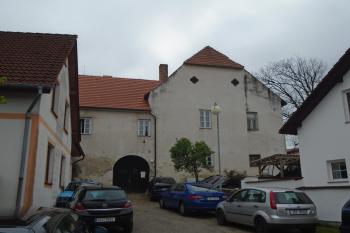 průčelí západního křídla (vpravo) s navazujícím severním křídlem s průjezdem (© Jaroslav Špiroch  05/2023)