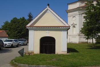 XIV. zastavení - vstupní průčelí Božího hrobu (© Jaroslav Špiroch  05/2023)