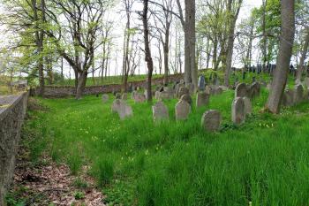 pohled od jihovýchodního rohu hřbitova (© Stanislav Drda 05/2023)