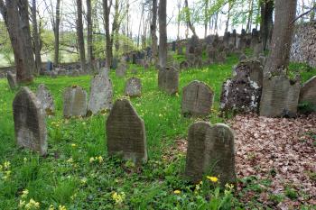 pohled od severovýchodního rohu hřbitova (© Stanislav Drda 05/2023)