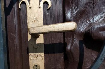 detail kliky s letopočtem renovace kaple (© Stanislav Drda 05/2023)