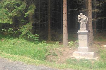 Socha sv. Jana Nepomuckého v mařenické části Horní Světlá. (© Pavel Vítek 09/2022)