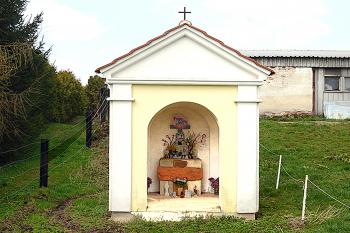 Kaplička v obci Dubnice u Stráže pod Ralskem. (© Pavel Vítek 09/2022)