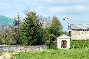 Kaplička v obci Dubnice u Stráže pod Ralskem. (© Pavel Vítek 09/2022)