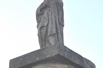 Kamenný sloup se soškou Panny Marie v Horní Světlé, místní části Mařenic. (© Pavel Vítek 09/2022)