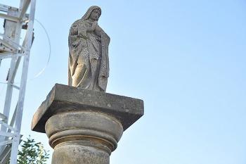 Kamenný sloup se soškou Panny Marie v Horní Světlé, místní části Mařenic (© Pavel Vítek 09/2022)