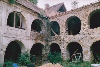 Severovýchodní kout nádvoří (© Lukáš Pechánek, 07/2005)