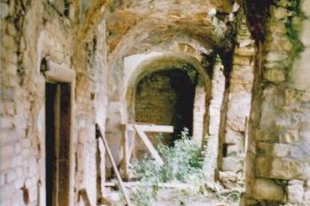 Průhled přízemní arkádovou chodbou východního křídla (© Lukáš Pechánek, 07/2005)