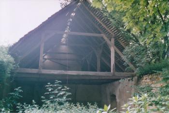 Jižní téměř zřícené křídlo zámku (© Lukáš Pechánek, 07/2005)