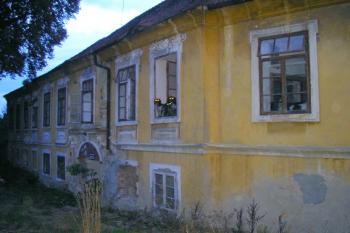 Průčelí zámku (© Petr Lánský, 08/2006)
