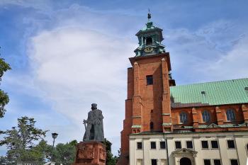 Bazilika Nanebevzetí Panny Marie a svatého Vojtěcha v polském Hnězdně. (© Pavel Vítek  04/2023)