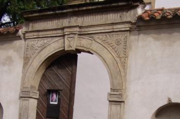 renesanční brána do areálu kostela (© Karel Husák 07/2005)