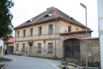Pozdně empírová fara naproti vchodu na bývalý hřbitov (© Ivan Grisa, 12/2008)
