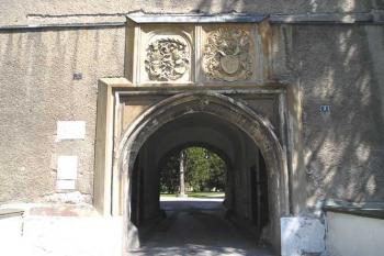portál ve vstupní věži u vnějšího příkopu (© de ardoise 05/2005)