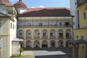obnovené arkády zámku (© de ardoise 05/2005)