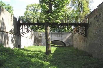 vnitřní příkop s kovovým můstkem (© de ardoise 05/2005)
