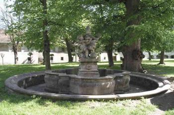 barokní kašna v nádvoří (© de ardoise 05/2005)