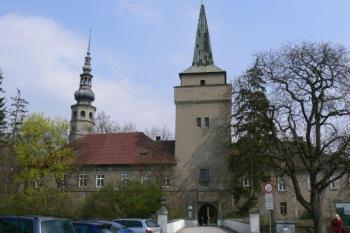 Panorama od vstupní brány (© Jiří Vajtr, 04/2007)
