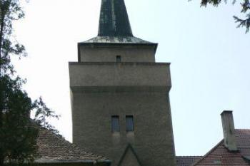 Vstupní brána při pohledu z parku ven (© Jiří Vajtr, 04/2007)