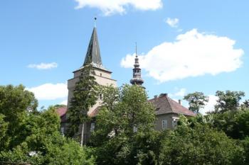 pohled na vstupní trakt předzámčí s věží ( © Jan P. Štěpánek 07/2008)