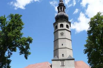 vstupní průčelí zámku (hradu) se známou věží Formosou ( © Jan P. Štěpánek 07/2008)