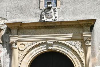 vzácný renesanční portál vstupu do vlastního zámku z roku 1492 ( © Jan P. Štěpánek 07/2008)