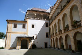 severovýchodní kout nádvoří zámku ( © Jan P. Štěpánek 07/2008)