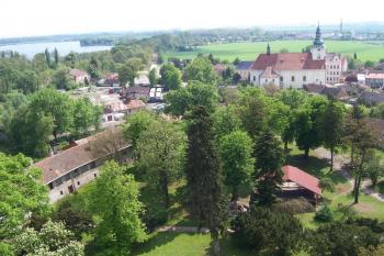 Tovačov - Pohled z věže na zámecké hospodářské budovy s parkem, kostel sv. Václava a štěrková jezera (© Ivo Rozehnal, 05/2010)