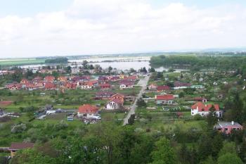 Tovačov - Pohled ze zámecké věže na Hradecký rybník. (© Ivo Rozehnal, 05/2010)